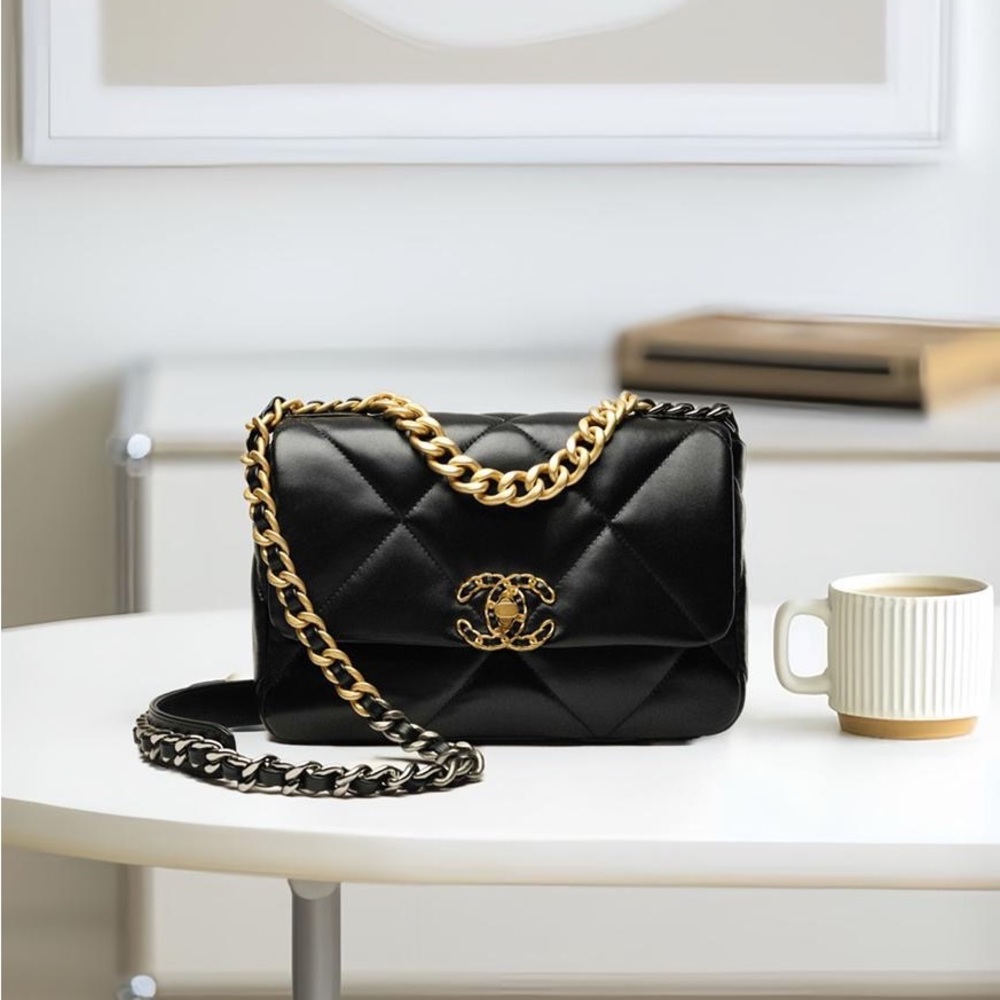 Chanel Quilted Black & Gold Chain Crossbody Bag – Timeless Elegance.